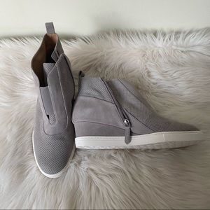 Línea Paolo suede boot wedges